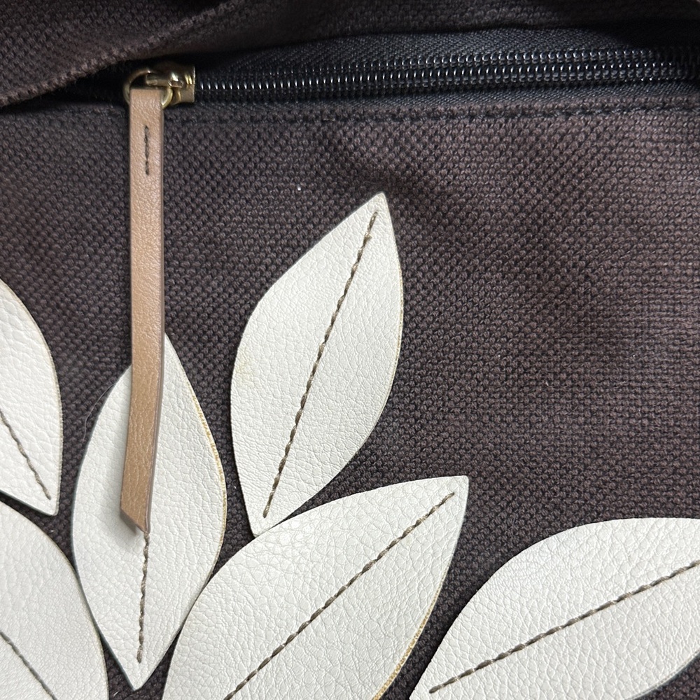 Relic “Sophia” Tan and Cream Floral Tote with double zipper w/ interior pockets - Picture 9 of 10